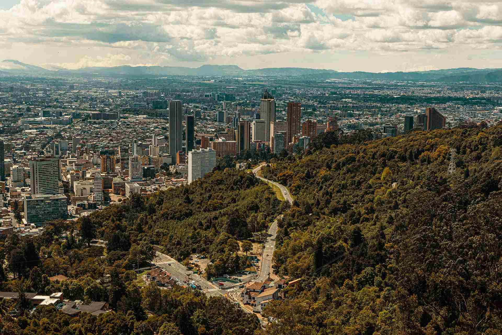 Sendero San Francisco - Vicachá vista de la ciudad desde el cerro de Monserrate y Avenida Circunvalar.