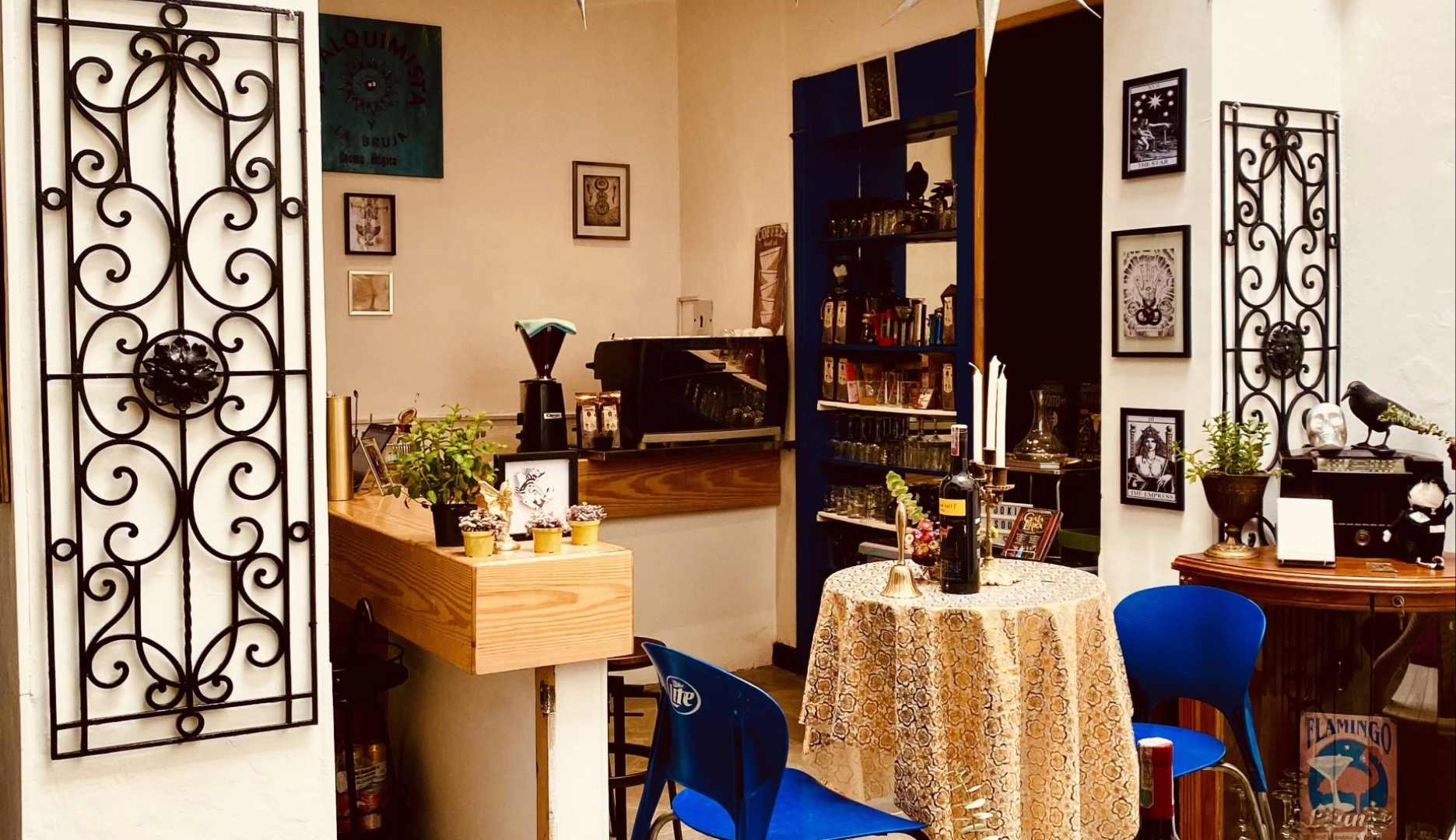 Salón de té o de café con decoraciones antiguas. Y al fondo sobre una barra de madera dos máquinas para hacer café.