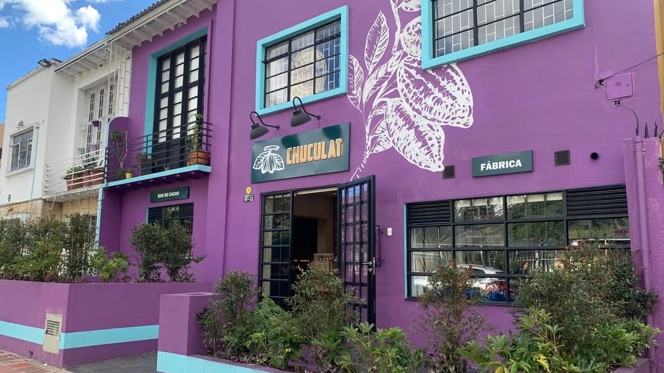 Fachada color violeta de una casa en donde resalta una leyenda que dice "Chuculat".