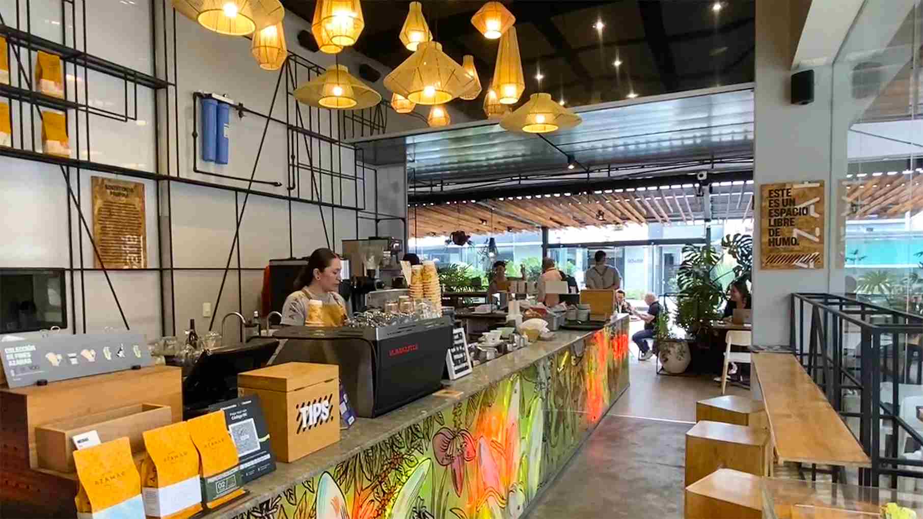 Barra con lámparas de cuerda y mimbre, que iluminan con luz cálida creando un ambiente íntimo y relajado.