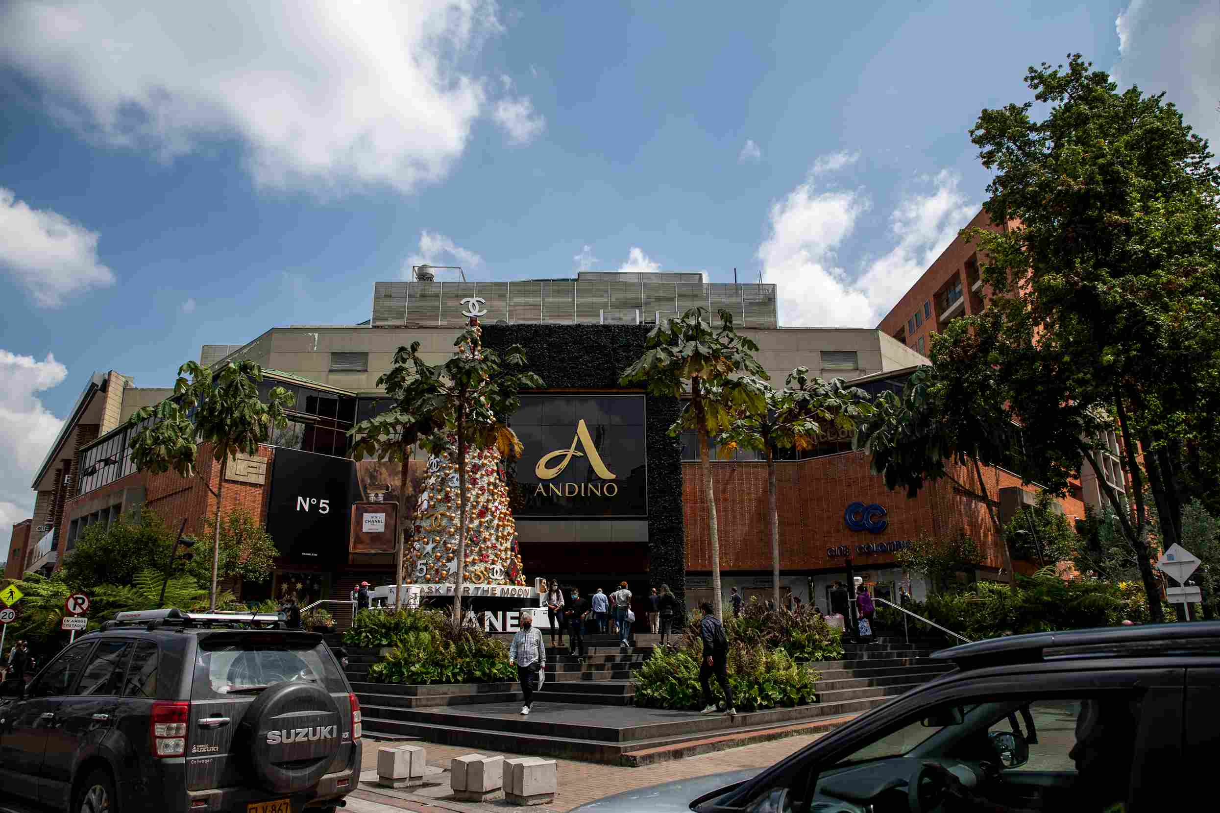Fachada del Centro Comercial Andino en ladrillo. Al frente hay un árbol de Navidad y varias personas y árboles alrededor.