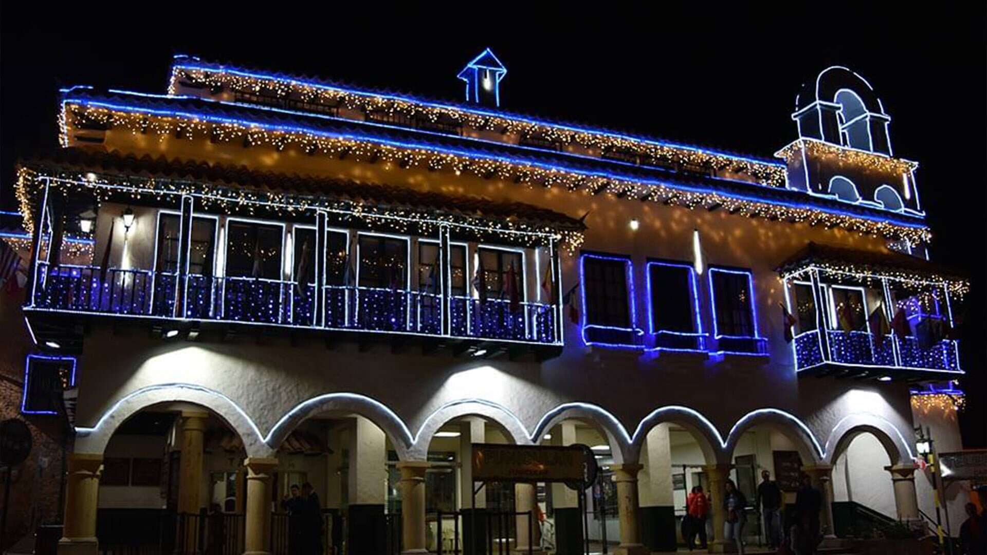  Fachada de casa iluminada con luces de Navidad. 