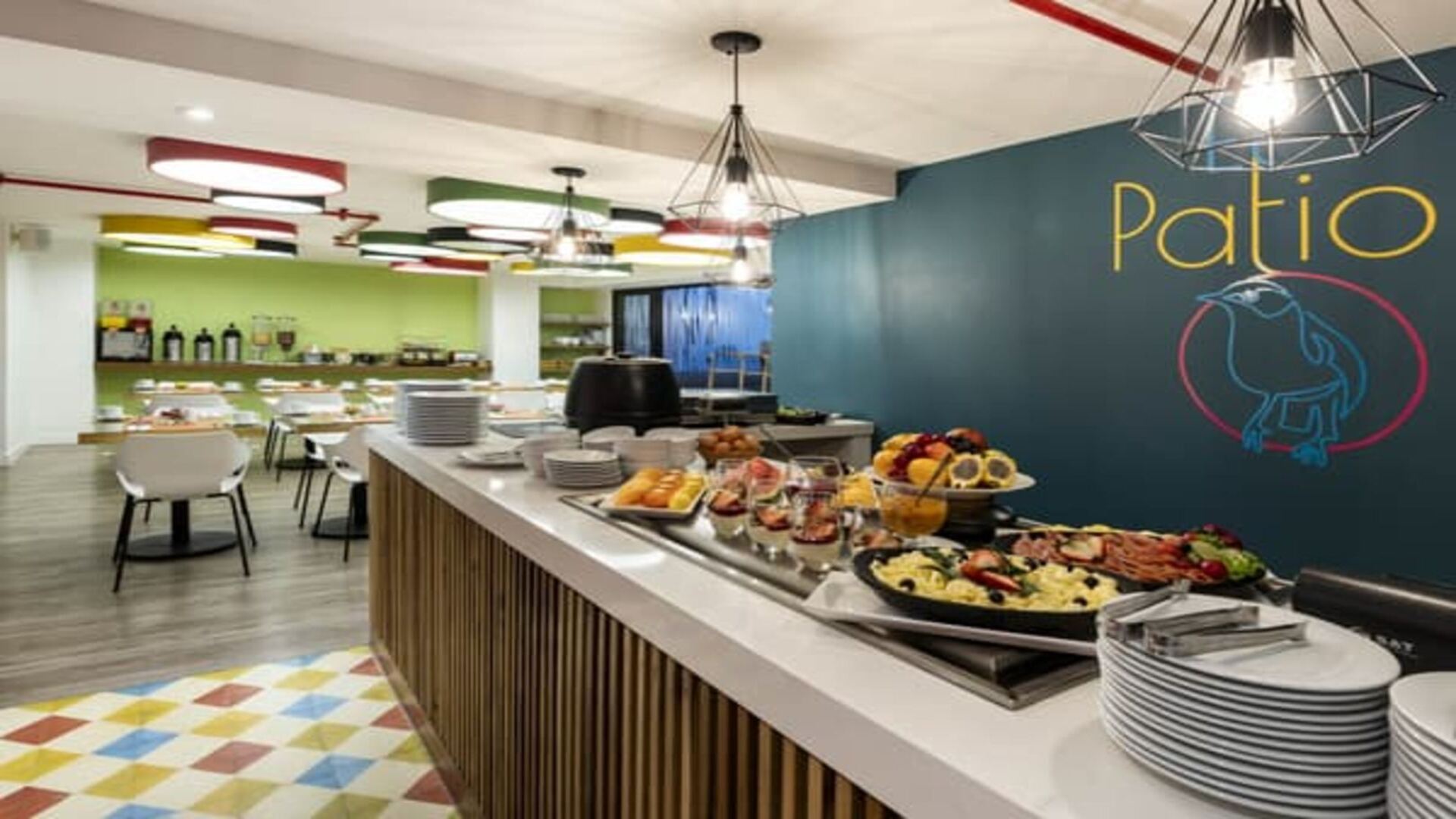  Un baño moderno y funcional con azulejos claros, una bañera con ducha, inodoro y un lavabo con encimera de mármol y un mueble de madera.