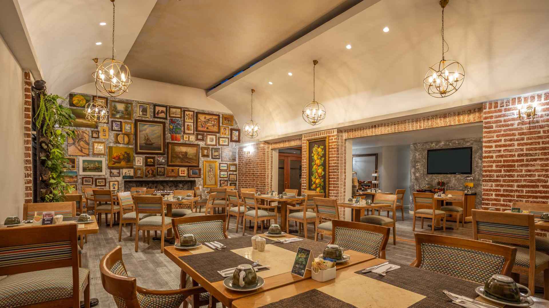 Restaurante acogedor con paredes de ladrillo y una colección de cuadros.