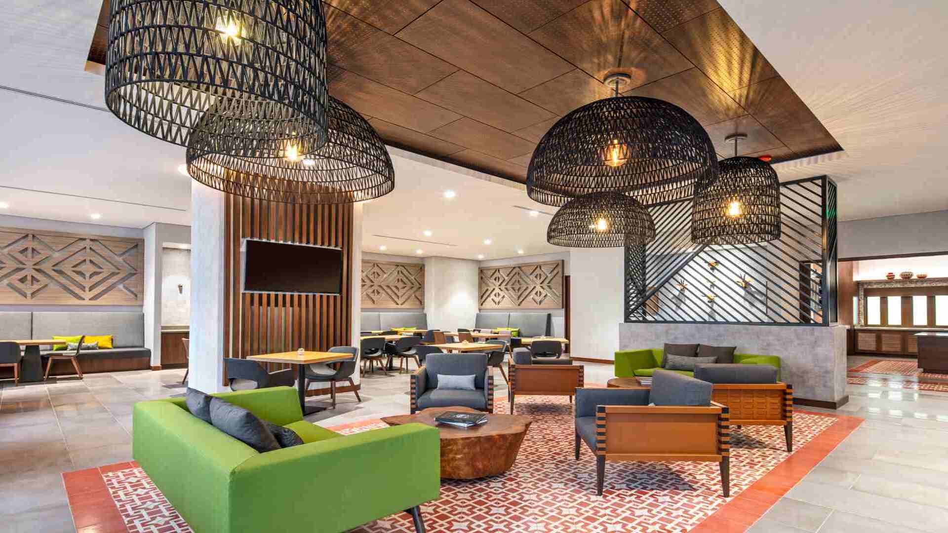 Una sala de conferencias grande, configurada en estilo teatro con numerosas sillas y una pantalla de proyección al frente, ideal para presentaciones y eventos.