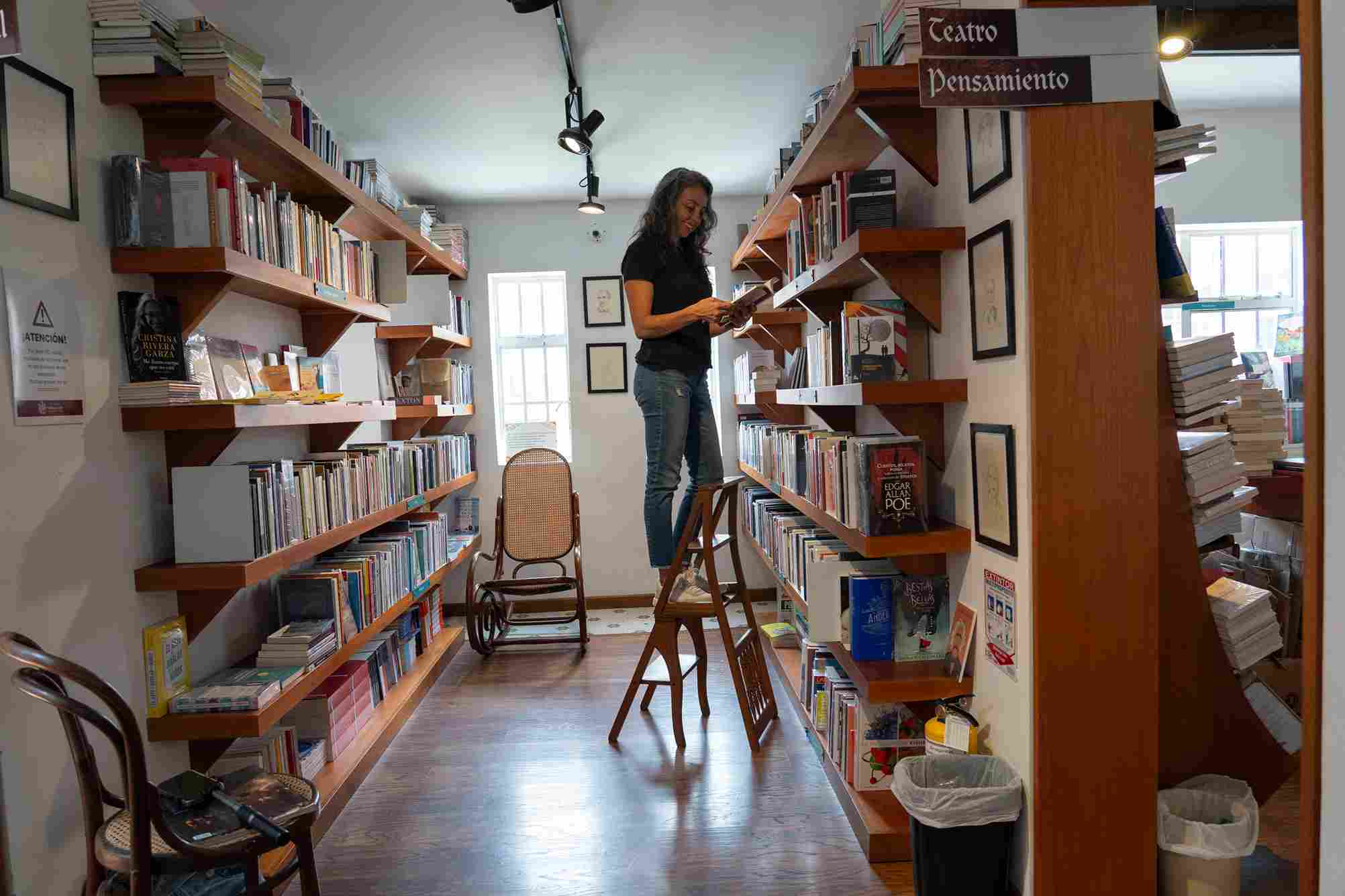 Alejandra Marronquín, turista guatemalteca, recorrió las estanterías llenas de libros en Wilborada 1047, una librería icónica de Chapinero. Foto: Juan Carlos Zapata - IDT