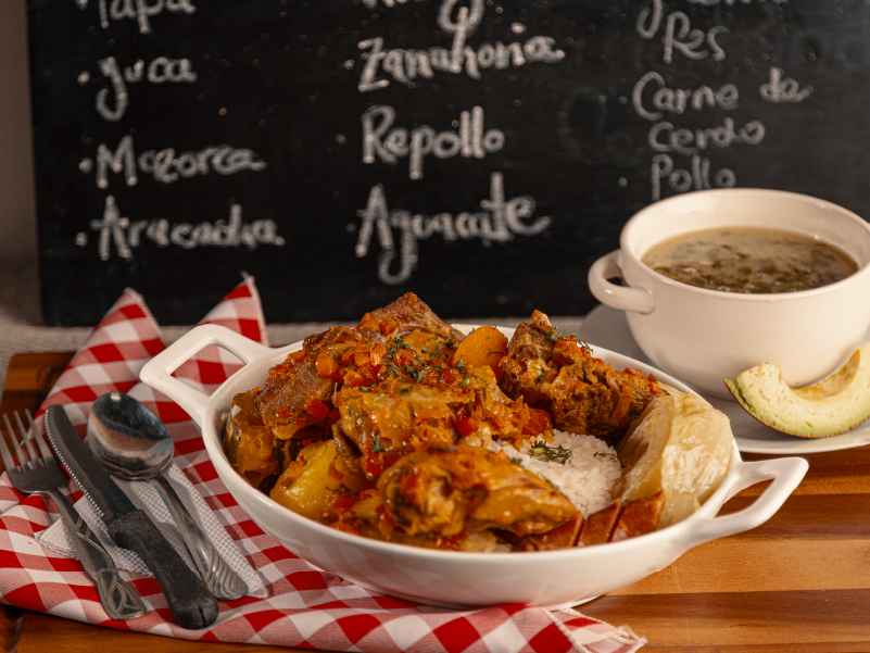 El puchero tiene pollo, carne de res y de cerdo, y diferentes verduras y tubérculos. Foto: Ricardo Báez - IDT. 