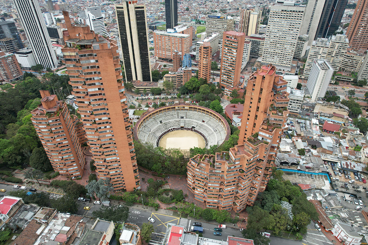Panorámica en dron de la Plaza cultural SantaMaría rodeada de edificios de torres altas, árboles y calles.
